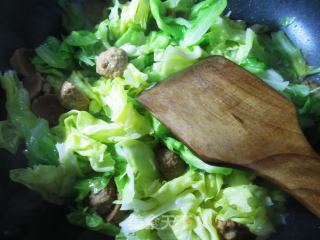 小肉丸炒牛心菜的做法步骤：7