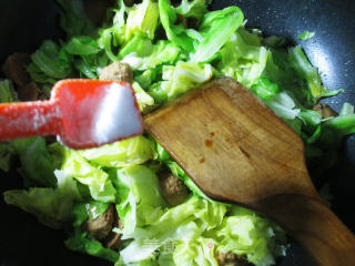 小肉丸炒牛心菜的做法步骤：9