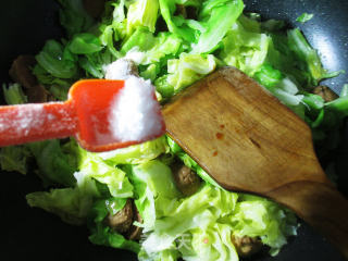 小肉丸炒牛心菜的做法步骤：10