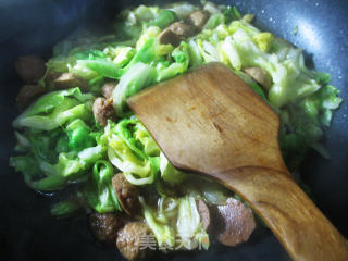 小肉丸炒牛心菜的做法步骤：11