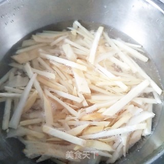 腌菜炒春笋的做法步骤：3