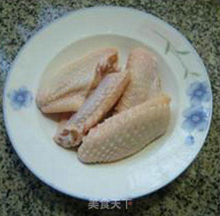 黑木耳蒸中翅的做法步骤：1