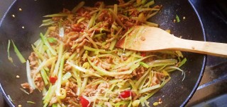 泡椒牛肉丝的做法步骤：10