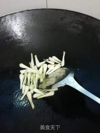 腊肠炒藠头的做法步骤：7