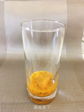 百香果柠檬蜂蜜冰饮的做法步骤：2