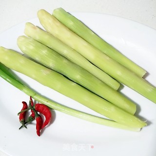 清炒莴笋片的做法步骤：1