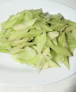清炒莴笋片的做法步骤：2