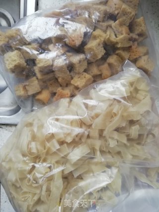 家庭版凉拌凉皮的做法步骤：1