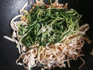 马兰头炒千张的做法步骤：8