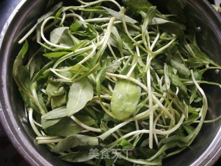 香辣酱炒马兰头的做法步骤：1