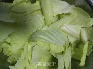 包菜蚕豆炖粉丝的做法步骤：1