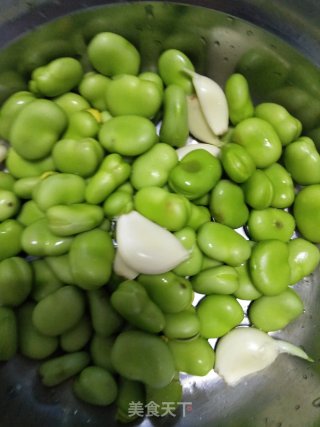 包菜蚕豆炖粉丝的做法步骤：3