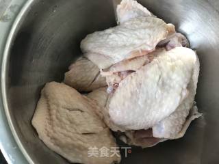 红烧鸡翅的做法步骤：1