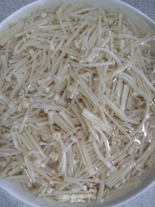 胡萝卜炒金针菇的做法步骤：4
