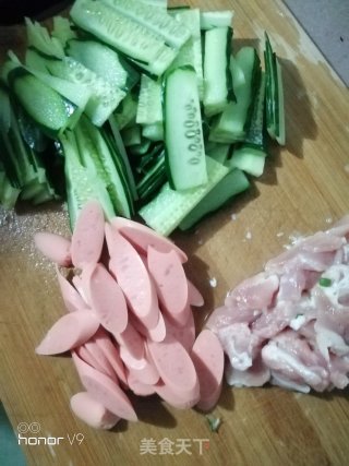 肉片黄瓜炒火腿肠的做法步骤：1