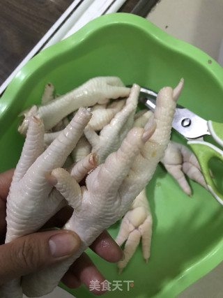 无油大枣煮鸡爪的做法步骤：1