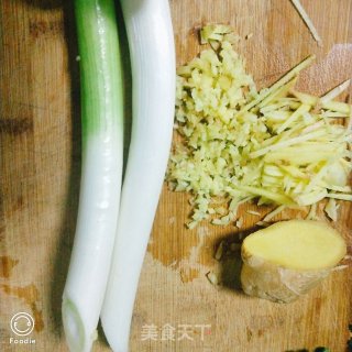 家常韭菜饺子的做法步骤：2
