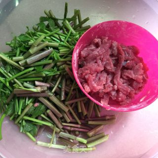 野芹菜炒牛肉的做法步骤：2