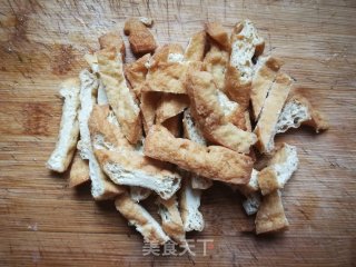 炸豆腐炒蒜苔的做法步骤：2