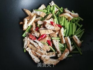 炸豆腐炒蒜苔的做法步骤：5