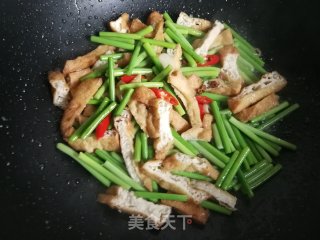 炸豆腐炒蒜苔的做法步骤：7