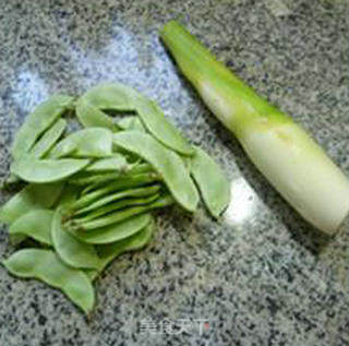 开洋扁豆炒茭白的做法步骤：1