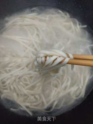 空心菜鸡蛋面的做法步骤：2