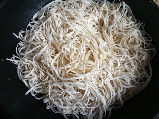 扁豆春笋蒸卤面的做法步骤：1