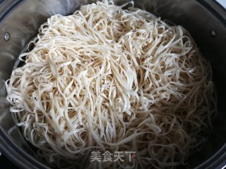 扁豆春笋蒸卤面的做法步骤：2