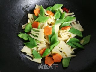 扁豆春笋蒸卤面的做法步骤：8