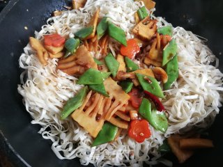 扁豆春笋蒸卤面的做法步骤：12