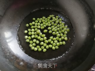 莴笋虾仁炒饭的做法步骤：2