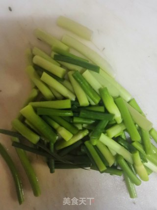 蒜苔炒沙巴鱼鳍的做法步骤：2
