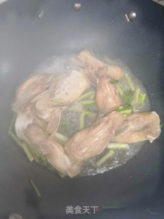 蒜苔炒沙巴鱼鳍的做法步骤：3