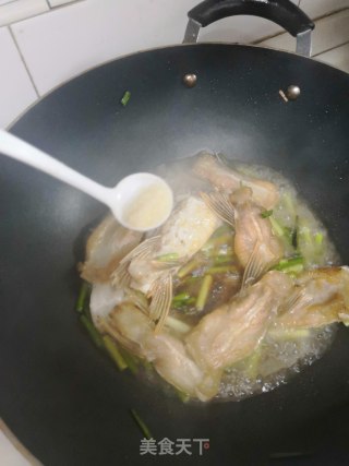 蒜苔炒沙巴鱼鳍的做法步骤：5