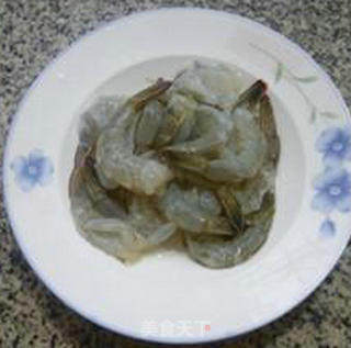 蒜片丝瓜凤尾虾的做法步骤：2