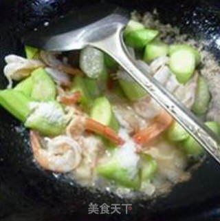 蒜片丝瓜凤尾虾的做法步骤：9