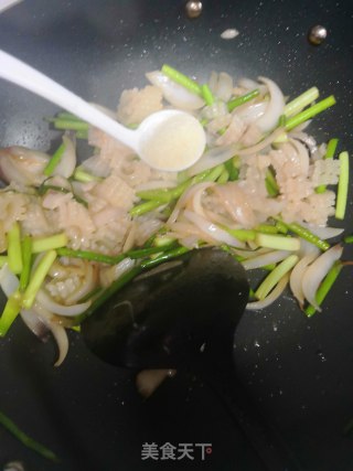 蒜苔炒鱿鱼的做法步骤：3