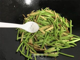芦蒿脆皮干的做法步骤：6