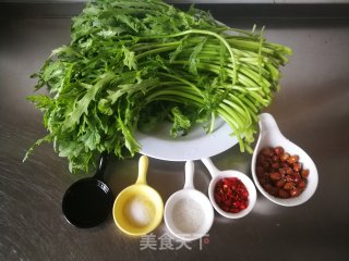 凉拌茼蒿的做法步骤：1