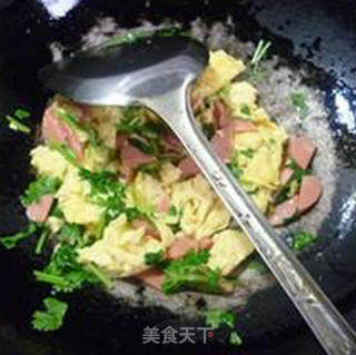 香菜火腿肠炒鸡蛋的做法步骤：8