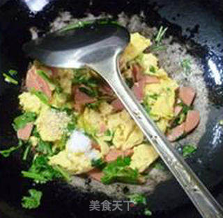 香菜火腿肠炒鸡蛋的做法步骤：9