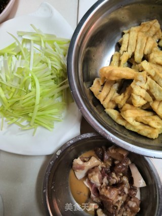 韭黄炒豆腐干的做法步骤：1