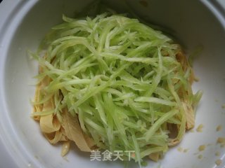 莴笋拌豆腐皮的做法步骤：3