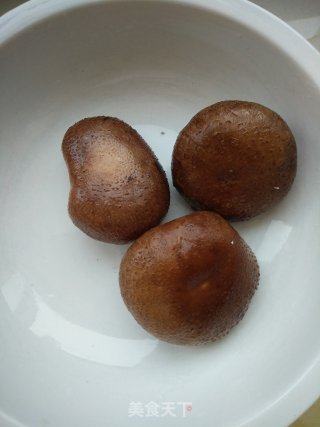 香菇烧豆腐的做法步骤：1