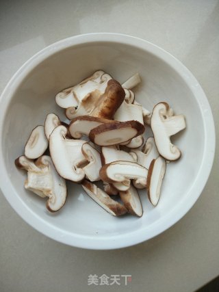 香菇烧豆腐的做法步骤：2