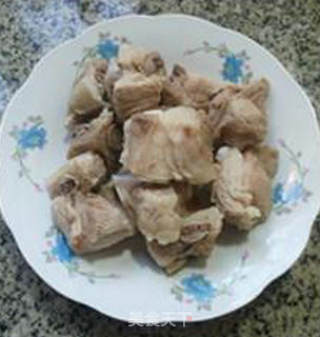 毛豆萝卜干烧排骨的做法步骤：1
