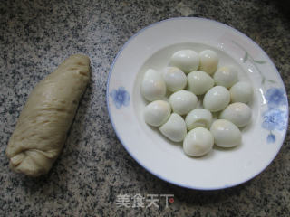 鹌鹑蛋烧面筋的做法步骤：1