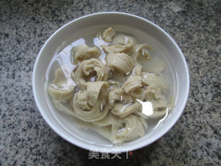 鹌鹑蛋烧面筋的做法步骤：2