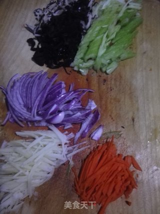 芹菜炒菌菇的做法步骤：1
